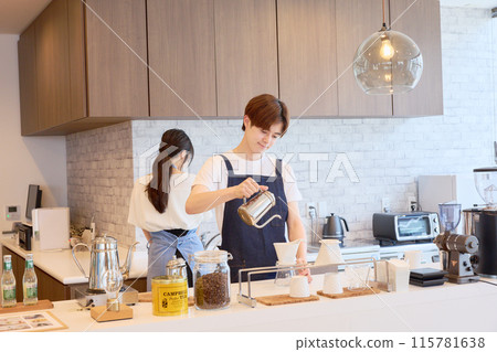 咖啡館工作人員在廚房煮咖啡 115781638