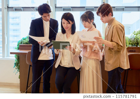 男性和女性在共享辦公空間開會 男性和女性在共享辦公空間開會 115781791