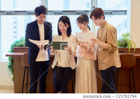 Men and women having a meeting in a coworking space Men and women having a meeting in a coworking space 115781794