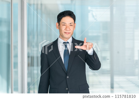 穿著西裝的中年男性亞洲商人指點(挑戰、正面、想法、創業、希望) 穿著西裝的中年男性亞洲商人指點(挑戰、正面、想法、創業、希望) 115781810