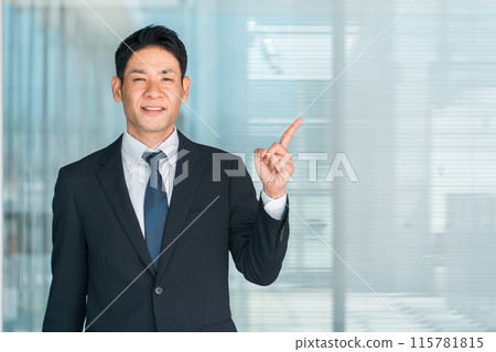 穿西裝的中年亞洲商人(經理、經理、執行官、總裁、老闆) 穿西裝的中年亞洲商人(經理、經理、執行官、總裁、老闆) 115781815