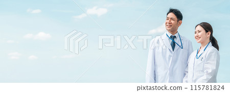 藍天下的醫院裡，穿著白大褂的醫生、醫生、醫護人員 115781824