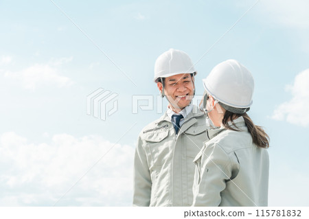 工人、城市規劃、電力工作、建築師、設計師、工程師、維護、建築業、建築業的男性和女性工作服 工人、城市規劃、電力工作、建築師、設計師、工程師、維護、建築業、建築業的男性和女性工作服 115781832