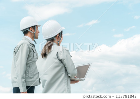 工人、城市規劃、電力工作、建築師、設計師、工程師、維護、建築業、建築業的男性和女性工作服 115781842