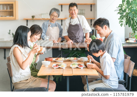 Children and couples, parents and children, three-generation family (two-family house) who eat together as a family in the dining room of the house 115781979