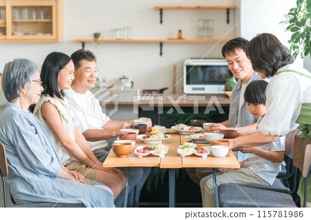 在房子的餐廳一起吃飯的孩子和夫婦，父母和孩子，三代家庭（兩口之家） 115781986