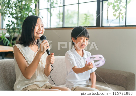 Children enjoying karaoke at home (home karaoke/home karaoke) 115781993
