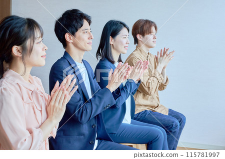 Business people clapping in a conference room 115781997