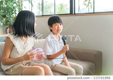 Children enjoying karaoke at home (home karaoke/home karaoke) 115781998