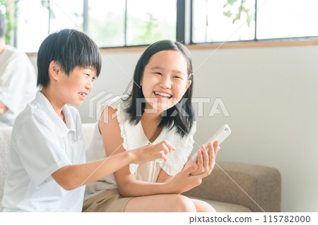 孩子在家使用智慧型手機 115782000