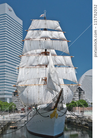 Summer: The Nippon Maru, full sail, shines against the blue sky (Nippon Maru Memorial Park, Yokohama) 115782032