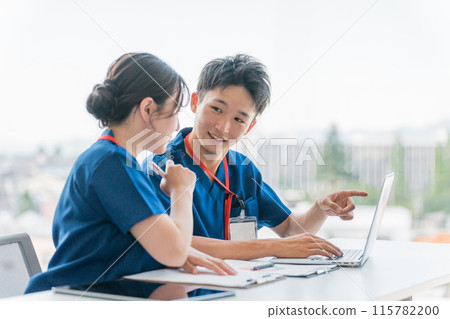 護士、物理治療師、護理人員、醫生和見習醫生中的年輕男女舉行會議和交接。 護士、物理治療師、護理人員、醫生和見習醫生中的年輕男女舉行會議和交接。 115782200