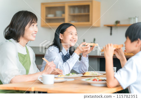 早餐吃吐司/白麵包的家庭（國中生/小學生） 115782351