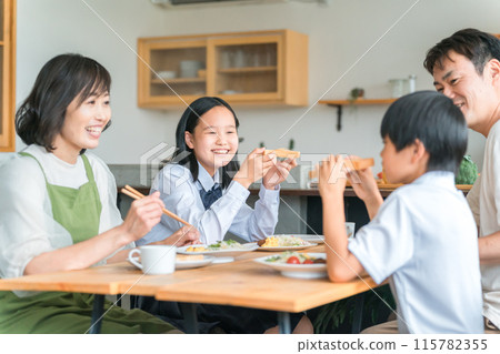 Family (junior high school and elementary school students) eating toast or bread for breakfast 115782355