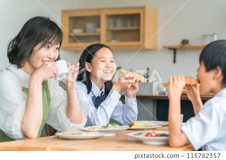 早餐吃吐司/白麵包的家庭（國中生/小學生） 115782357