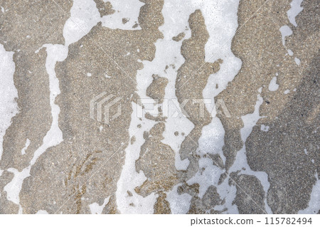 [Background] Cloudy sky, beach, seaside, ocean, a beach that looks like a sandbox in a park and waves lapping on the shore (Chiba Prefecture) 115782494