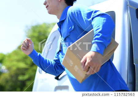 一名男性送貨司機在戶外搬運行李 115782563