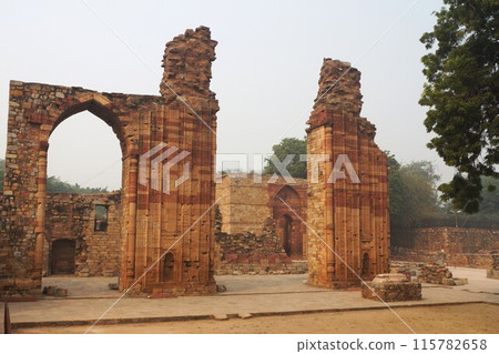 Qutub Minar ruins, Delhi, India 115782658