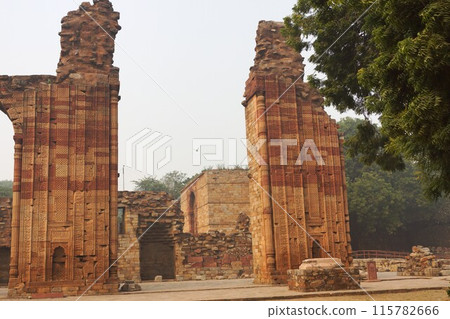 Qutub Minar ruins, Delhi, India Qutub Minar ruins, Delhi, India 115782666