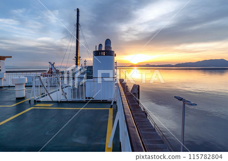 清晨平靜的日出時起航 清晨平靜的日出時起航 115782804