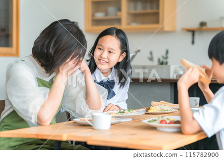 兒童和家庭擔心母親和家庭主婦因疾病、過度勞累、疲勞和憂鬱（壓力和更年期）而哭泣 115782900