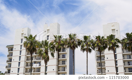 A white building (resort condominium) that stands out against the blue sky A white building (resort condominium) that stands out against the blue sky 115783000