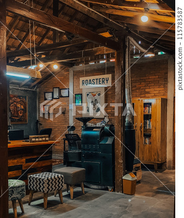 Vintage interior of cafe 115783587