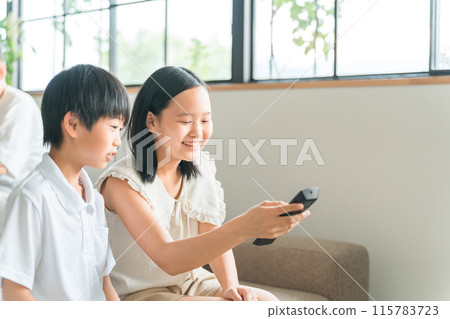 兒童使用電視、家庭劇院和 DVD 的遙控器 115783723