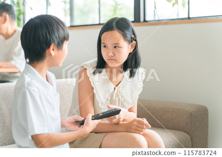兒童使用電視、家庭劇院和 DVD 的遙控器 115783724