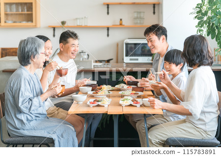 家裡的餐廳，一家人在餐桌上吃飯，三代家庭，家庭 115783891