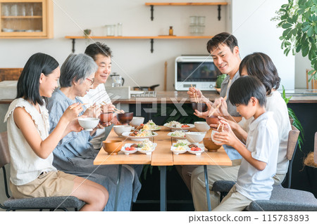 家裡的餐廳，一家人在餐桌上吃飯，三代家庭，家庭 115783893