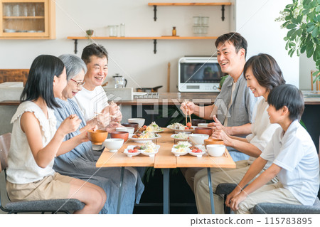 家裡的餐廳，一家人在餐桌上吃飯，三代家庭，家庭 115783895