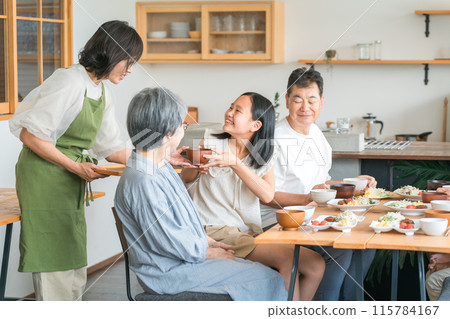 Children and couples, parents and children, three-generation families (two-family homes, homecoming, homecoming) who eat together as a family in the dining room at home Children and couples, parents and children, three-generation families (two-family homes, homecoming, homecoming) who eat together as a family in the dining room at home 115784167