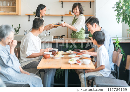 A three-generation family consisting of a housewife, mother, and mother cooking for their children and family members who are helping out A three-generation family consisting of a housewife, mother, and mother cooking for their children and family members who are helping out 115784169