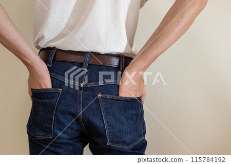 一個男人雙手插在牛仔褲後口袋裡的後視圖 一個男人雙手插在牛仔褲後口袋裡的後視圖 115784192