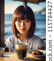 年輕女子在俯瞰大海的咖啡館吃午餐 115784427