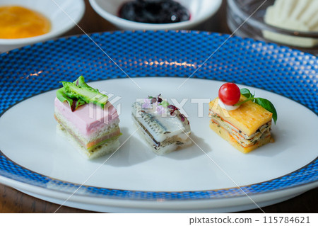 Luxury hotel afternoon tea 115784621