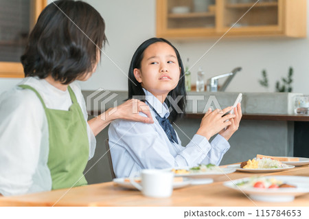 Parents and families in trouble with rebellious children who use smartphones during meals 115784653
