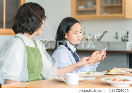 Parents and families in trouble with rebellious children who use smartphones during meals Parents and families in trouble with rebellious children who use smartphones during meals 115784655