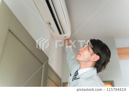 穿著工作服的男工人檢查空調和空調設備 穿著工作服的男工人檢查空調和空調設備 115784819