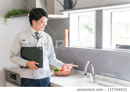 房屋建築商手解廚房的供水、水龍頭、水龍頭、水槽、水槽。 115784832