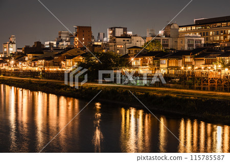 Night view of the Kamo River in Kyoto, upstream side of Shijo Ohashi Bridge 115785587