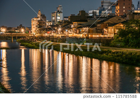 Night view of the Kamo River in Kyoto, upstream side of Shijo Ohashi Bridge 115785588