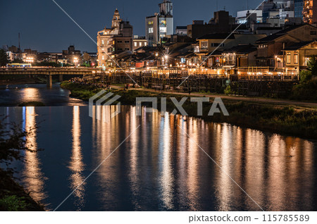 Night view of the Kamo River in Kyoto, upstream side of Shijo Ohashi Bridge 115785589