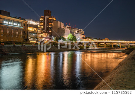 京都鴨川夜景、三條大橋下游 115785592