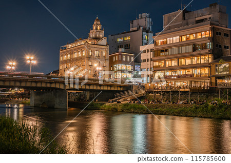 京都鴨川夜景、四條大橋上游側 115785600