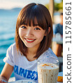 在海邊喝冰咖啡的年輕女子 115785661