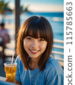 在海邊咖啡館放鬆的年輕女子 115785663