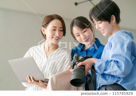 婦女們檢查她們拍攝的照片 115785929