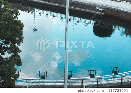 反射到湖的天空 反射到湖的天空 115785994